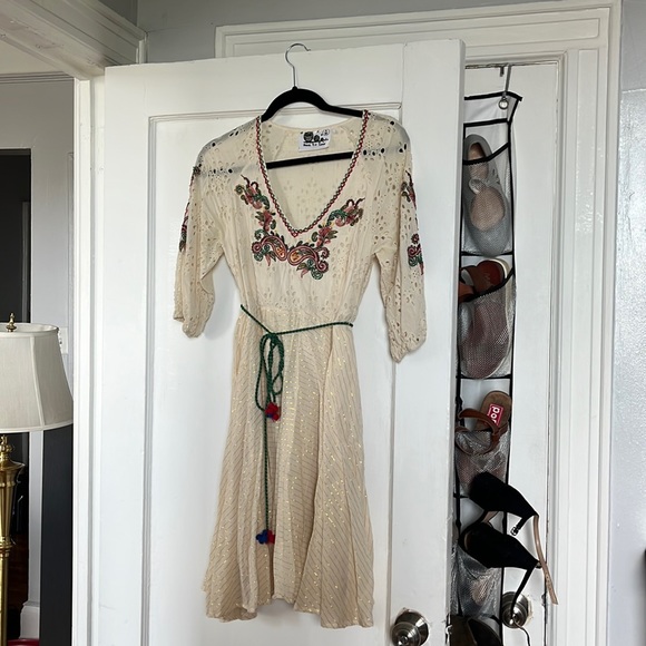 Cream dress with green, red and gold highlights - Picture 1 of 7
